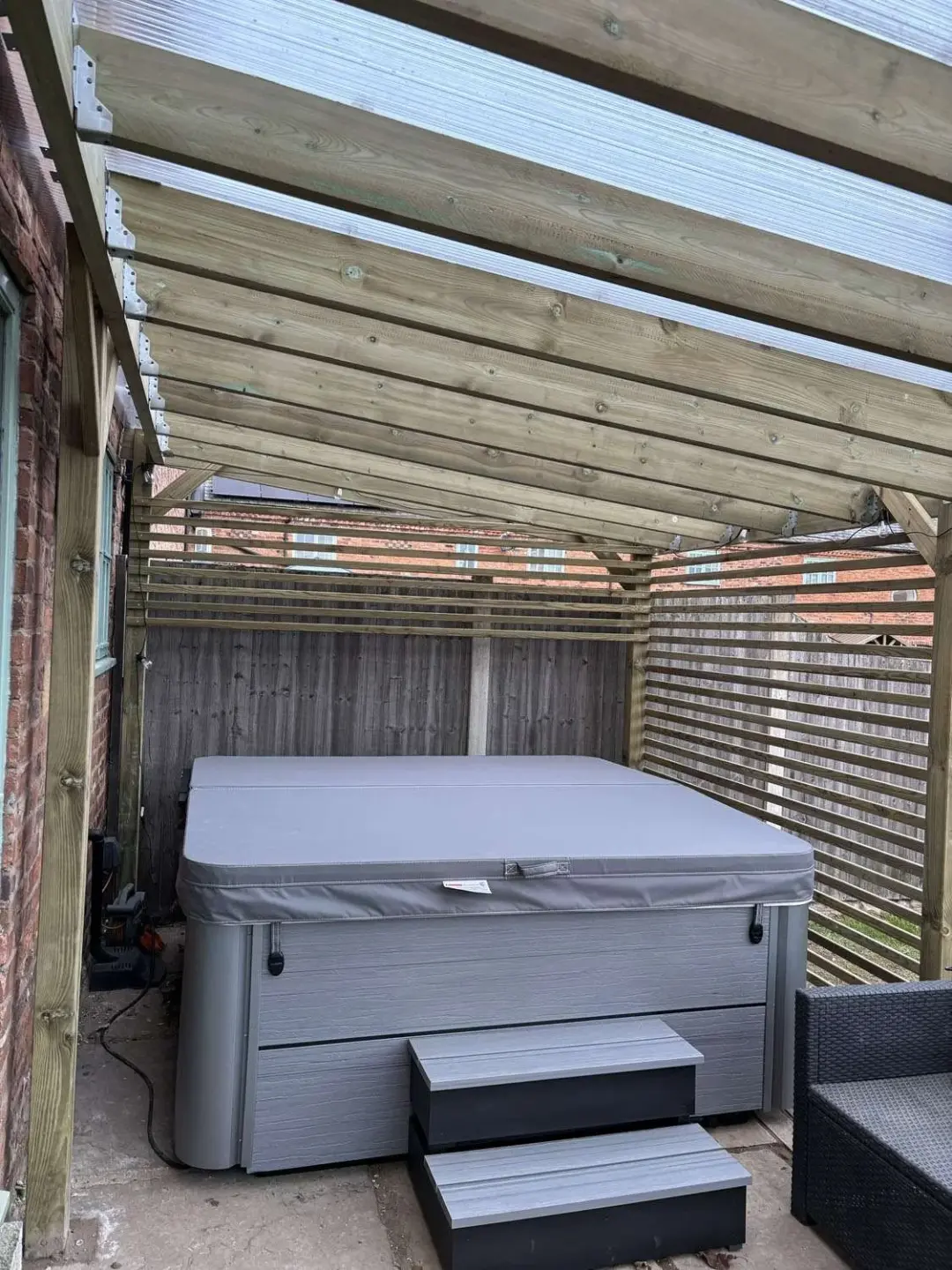 Timber hot tub shelter with slatted sides